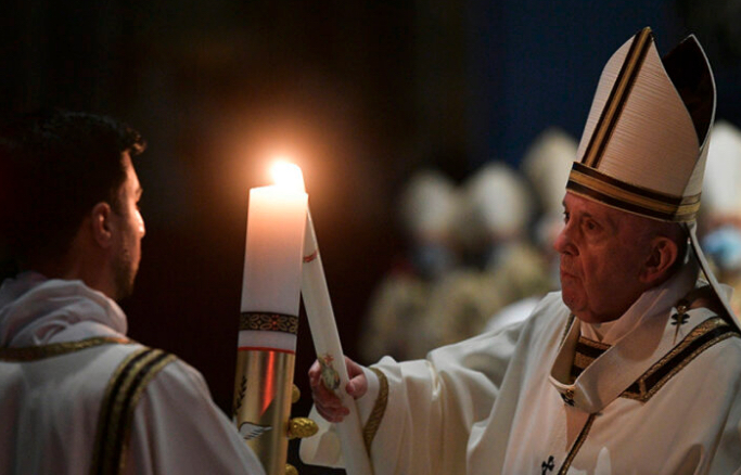 Pope lights the paschal candle copy