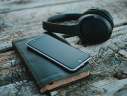mobile and bible aaron burden v0HbU2CNJFs unsplash